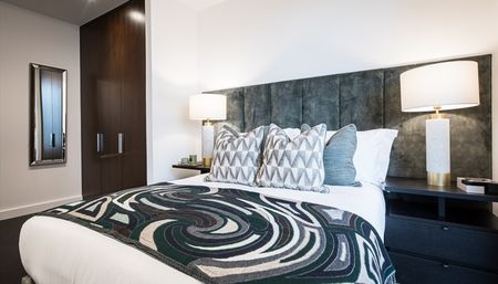 A stunning interior-designed one-bedroom apartment for rent in Nine Elms, London, SW11 - Photo 3