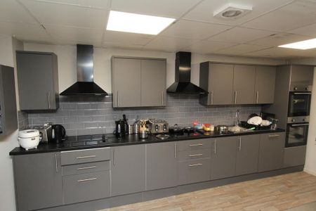 1 bedroom in a flat share to rent - Photo 5