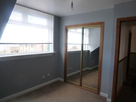 3 bedroom flat to rent - Photo 2
