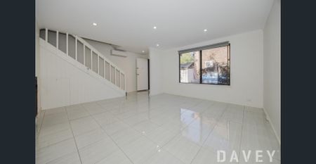 Spacious 3 Bedroom Unit - with huge backyard oasis! - Photo 3