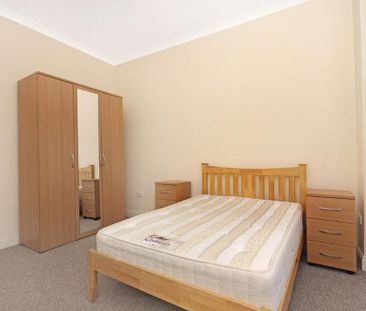 3 bedroom flat to rent - Photo 6