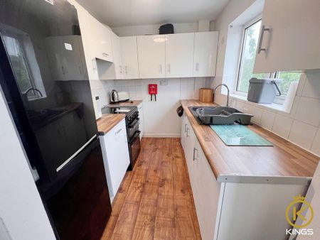 4 bedroom semi-detached house to rent - Photo 2