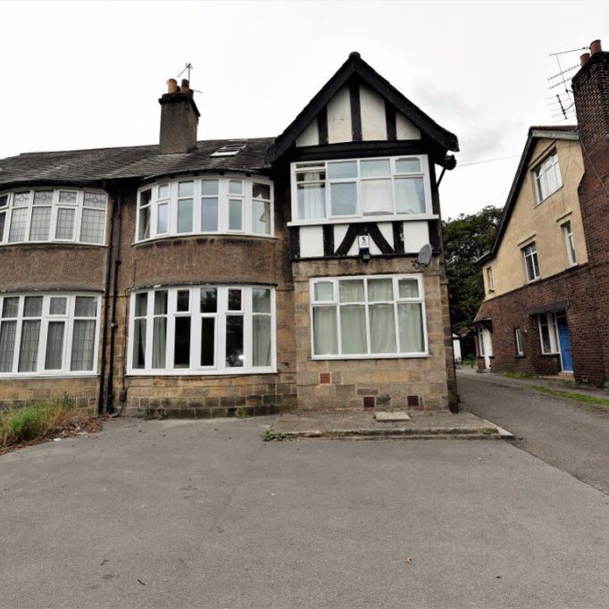 4 bedroom Flat in Otley Road, Leeds - Photo 1