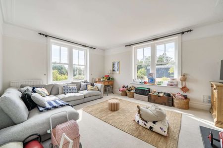 A substantial farm house in the sought after village of Micheldever Station. - Photo 3