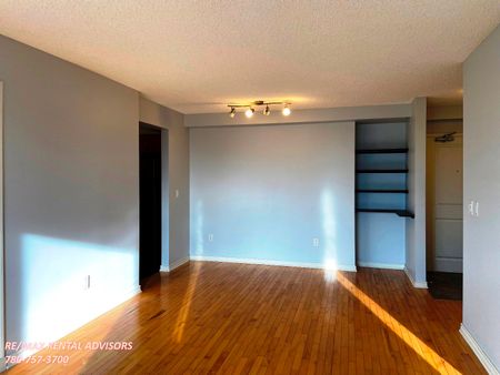 COZY 2 BED, 1 BATH, 6TH FLOOR APARTMENT WITH AN ASSIGNED PARKING STALL IN DOWNTOWN - Photo 3