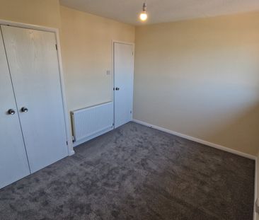 2 bed terraced house to rent in Gill Crescent, Taunton - Photo 3