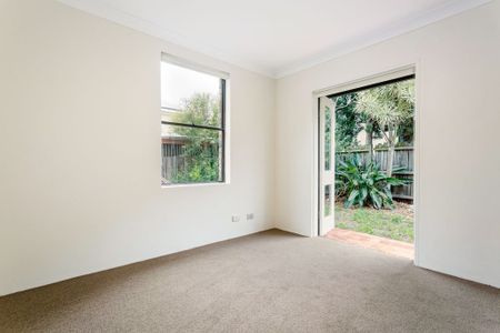 Beautifully Renovated Three Bedroom Townhouse - Photo 2