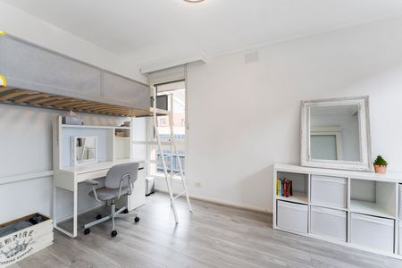 BOUTIQUE FAMILY LIVING WITH LIFESTYLE CONVENIENCE - Photo 2