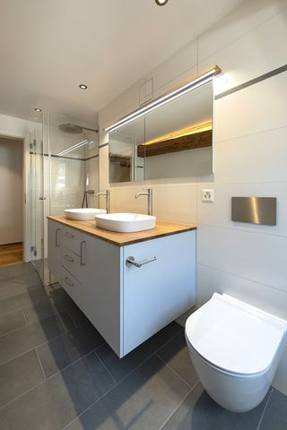 Zentral, luxuriös, neu renoviert mit grossem Balkon und Aussicht - Photo 5