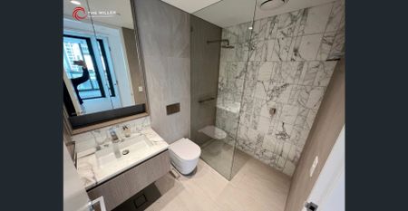 Ultimate CBD living in 130 Hyde Park - Photo 2