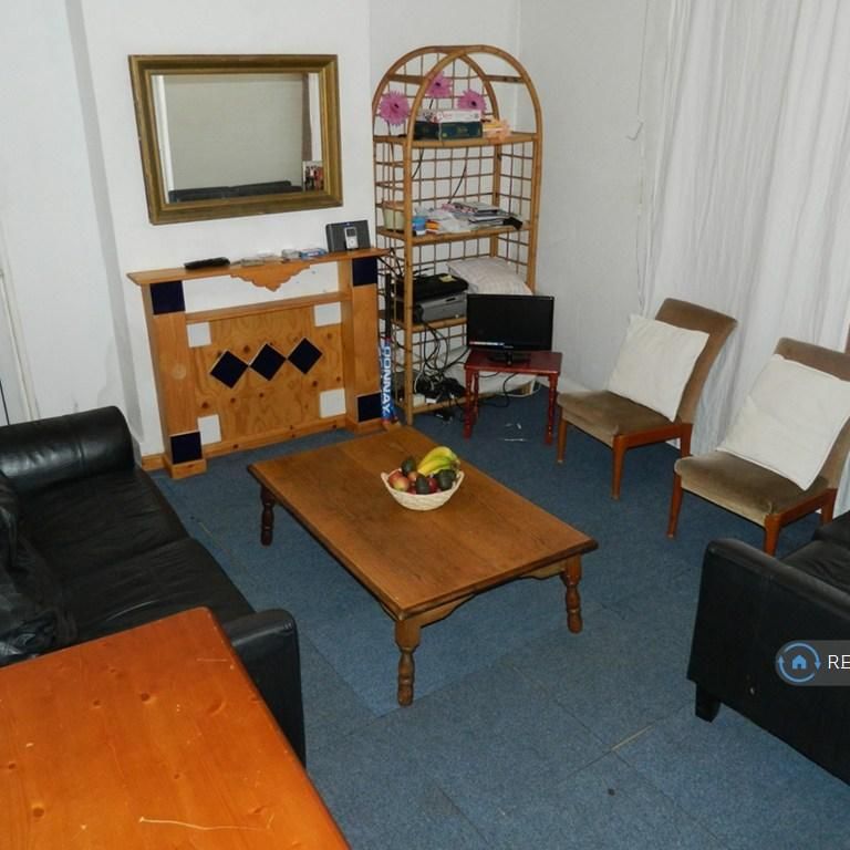 4 bedroom end of terrace house to rent - Photo 1