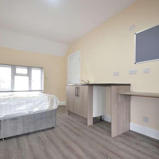 Worple Avenue, Staines-upon-thames, TW18 - Photo 1