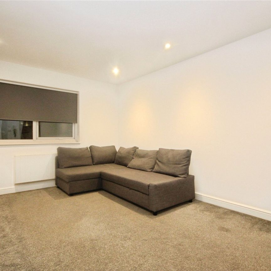 Morden Road, Mitcham, CR4 4DR - Photo 1