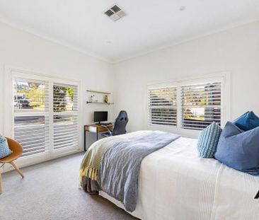 Stunning 4-Bedroom Family Home with Pool – Walk to Coogee Beach - Photo 5