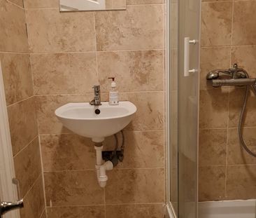 Room in a Shared House, Roman Road, E6 - Photo 6
