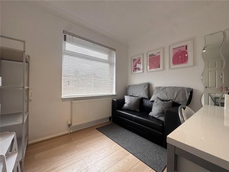 4 bedroom detached house to rent - Photo 2