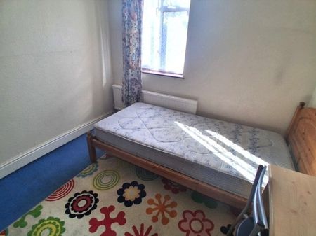 Ainsworth Street, Cambridge £2,500 pcm ⓘ The monthly or weekly payment required by the landlord. Read our glossary page , 5 bedrooms, maisonette, to let * Tenant info - Photo 4