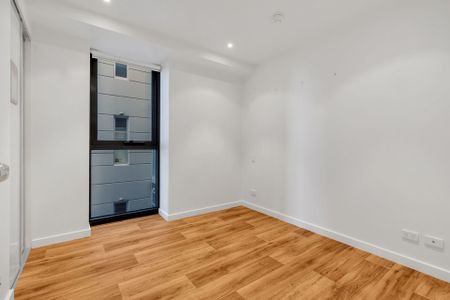 LOCATION! LOCATION! - Photo 2