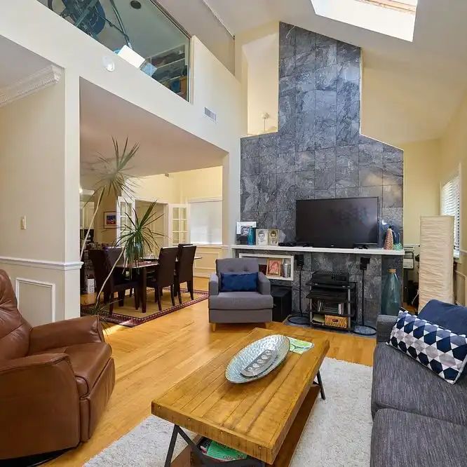 Toronto Furnished Upper Level for Rent – Elegant 2 Bed, 2 Bath with Private Entrance and Air Conditioning - Photo 1