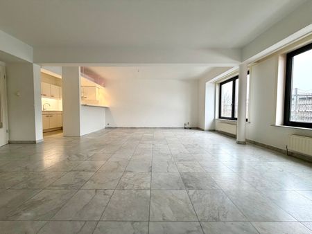 Zeer ruim, twee slaapkamer appartement nabij station - Foto 2