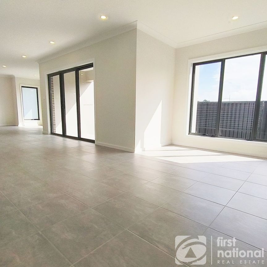 Park front 4-bedroom family home in the Heart of Colebee - Walk to Shops - Photo 1