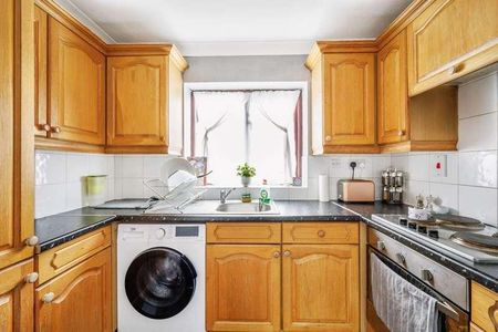 Robina Close, Northwood, HA6 - Photo 4