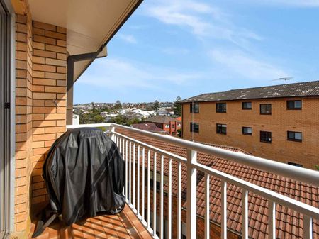 TOP FLOOR SUNNY APARTMENT WITH PARKING, MOMENTS FROM ICONIC NORTH BONDI BEACH - Photo 4