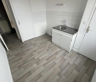 APPARTEMENT T4 3EME SANS ASCENSEUR CLAIX - Photo 1