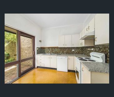 Spacious Townhouse - short term lease to 30 June 2026 only - Photo 3