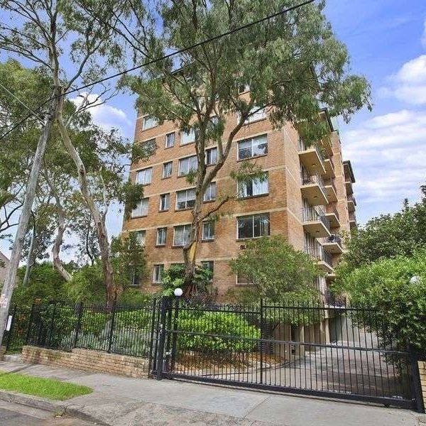 Central Newtown Location with Parking ! - Photo 2