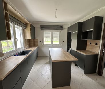 For Rent - Detached house 270 m² in Thessaloniki - Φωτογραφία 1