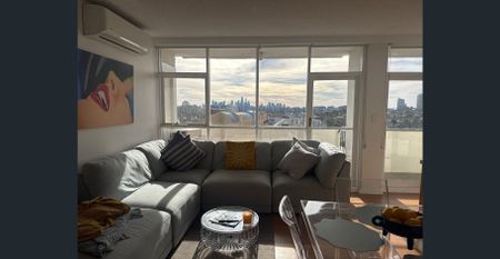 Fully renovated, oversized one-bedroom with panoramic bay views, study nook and rooftop BBQs - Photo 2