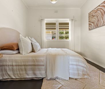Beautifully Renovated Character Cottage with Separate Office - Photo 6