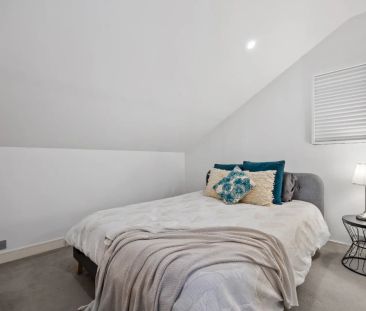 Fully Renovated Victorian, Unbeatable location - Photo 5