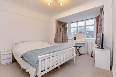 4 bedroom semi-detached house to rent - Photo 3