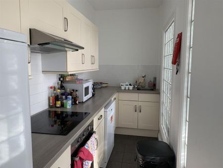 3 bedroom flat to rent - Photo 5