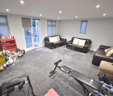 Erleigh Court Gardens, Reading, RG6 - Photo 3