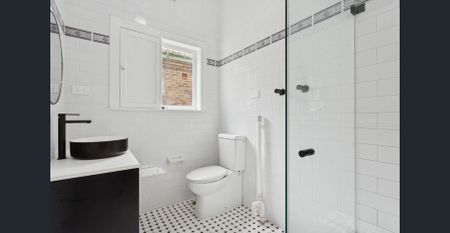 Renovated Beach Front One Bedroom Apartment with study/2nd bedroom - Photo 5