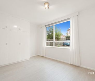 Spacious Sanctuary with Mid-Century Modern Brilliance - Photo 5