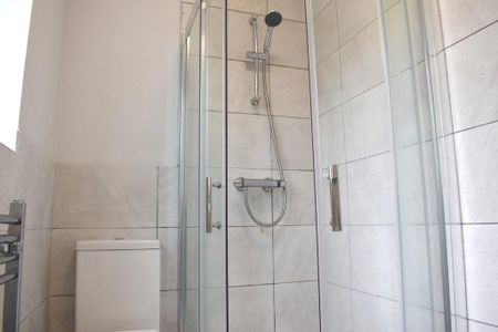 4 bedroom semi-detached house to rent - Photo 2