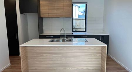 MODERN THREE BEDROOM TWO BATHROOM TOWNHOUSE - Photo 4