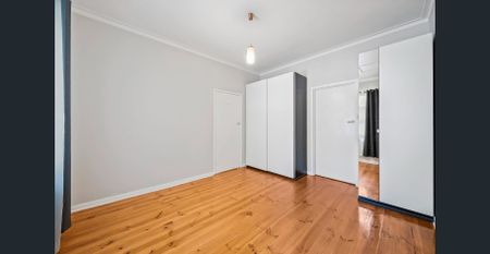 Bright, Comfortable Unit Living in Leafy Clarence Park - Photo 3