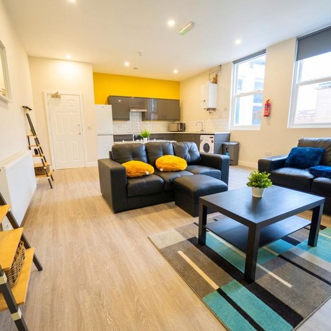 4 bedroom flat to rent - Photo 1