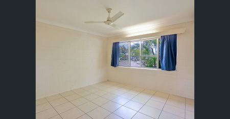 Low-maintenance living with private courtyard - Photo 4