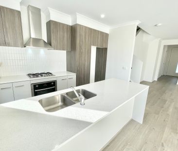 Contemporary 4-Bedroom Family Home Overlooking Park & Waterway - Photo 5