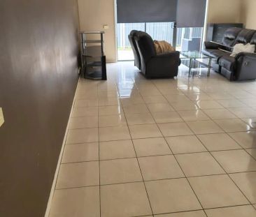 “Modern Family Retreat Close to Schools and Shops” - Photo 2