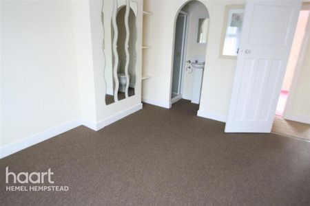 4 bedroom semi-detached house to rent - Photo 5