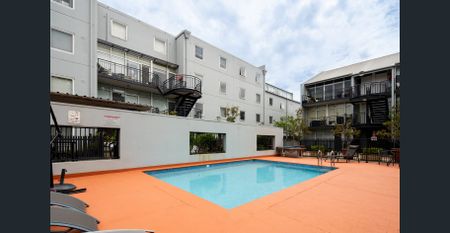 Light-Filled 2-Bed Apartment in Prime Carlton North Location - Photo 2