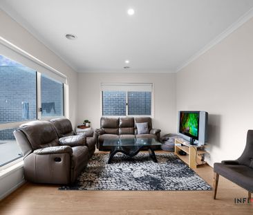 Contemporary Comfort in a Family-Friendly Neighbourhood - Photo 2