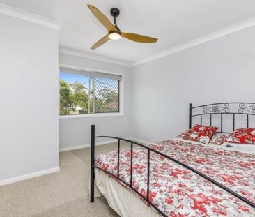 Bright & Airy 3-Bedroom Home – Walk to the Broadwater and Local Ame... - Photo 4
